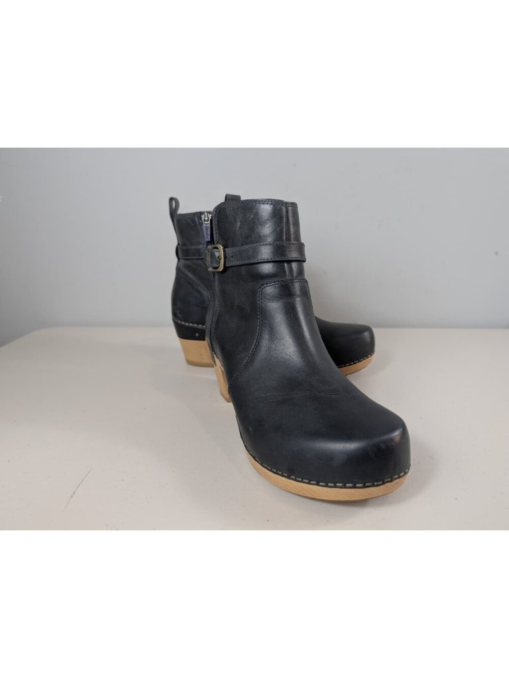 Dansko Anya buckle leather heeled ankle black boots women's size 8.5